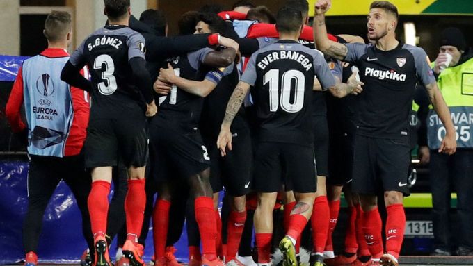 Sevilla slaví gól na 3:2 proti Slavii v odvetě osmifinále Evropské ligy