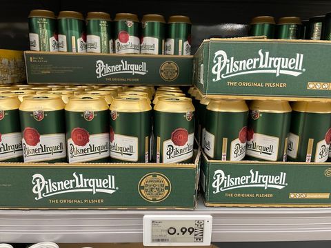V Německu za lahev o 10 korun méně. Pro tamní pivaře je Plzeň běžné pivo, nic extra