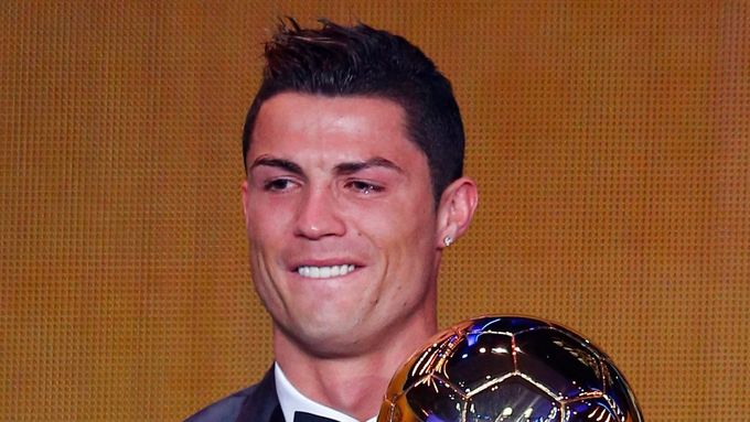 Cristiano Ronaldo se loni po letech čekání Zlatého míče FIFA konečně dočkal