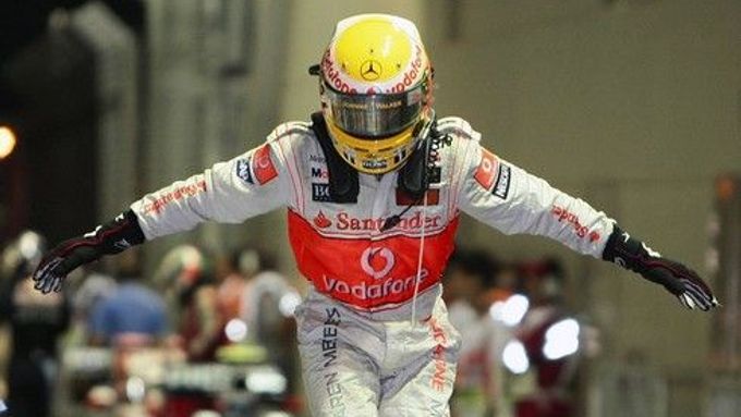 Lewis Hamilton se stal králem nočního závodu v Singapuru