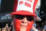 Nejen tento "ozdobený" fanoušek Dánska před startem finále věřil, že Seveřané obhájí titul.