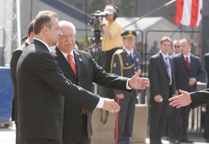 Prezident Klaus vítá na náměstí prezidenta Makedonie Branka Crvenkovského.