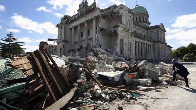 Katedrála ve městě Christchurch před demolicí. Poškodilo ji zemětřesení v r. 2011.