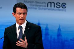 Valls obešel francouzské poslance, prosadil návrh sporného zákoníku práce