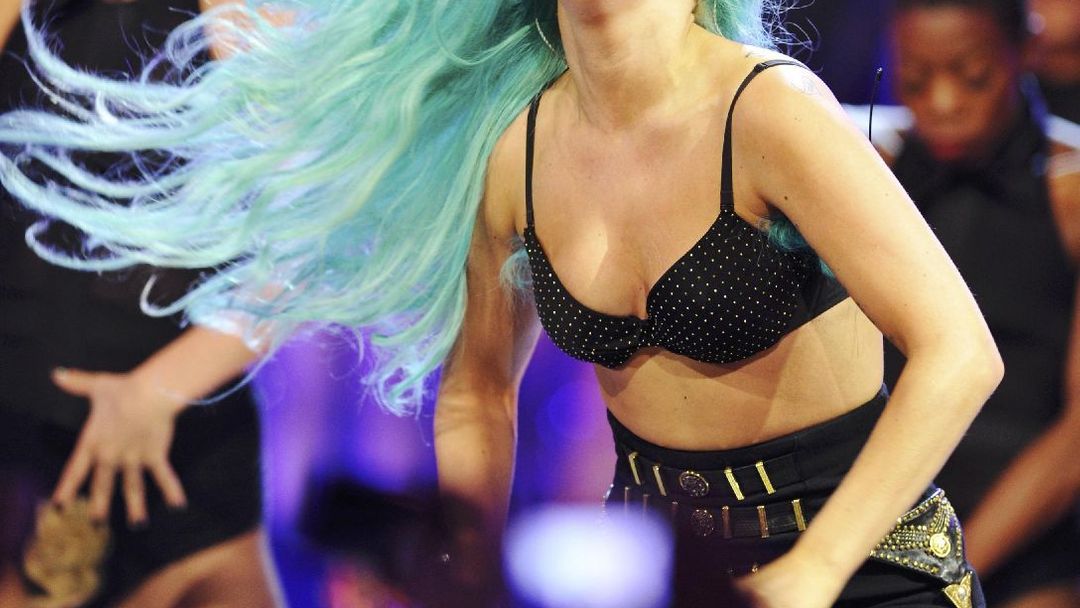 Lady Gaga během vystoupení "Born this Way" na předávání hudebních cen v Torontu