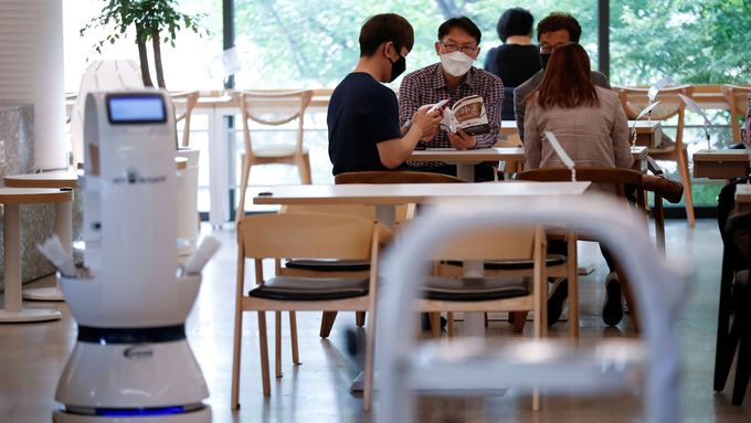 V Jižní Korei rozváží kafe robot. Umí 60 druhů nápojů a je imunní vůči covidu