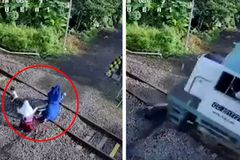 Žena s dětmi uvízla na kolejích, řítil se na ně vlak. Drama zachytila kamera