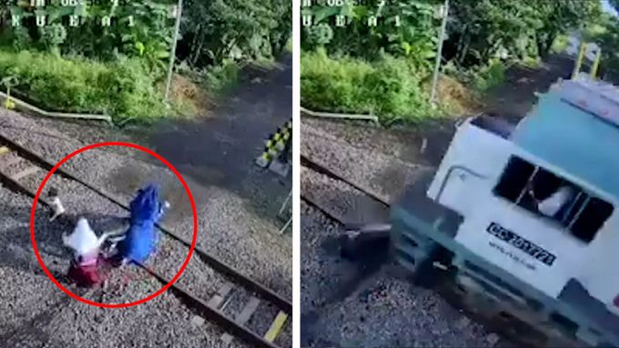 Žena na kolejích uvízla i se svými dětmi na motocyklu, který se zasekl o železniční pražce.
