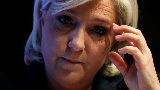Šéfka krajně pravicové Národní fronty Marine Le Penová patří mezi favority francouzských prezidentských voleb. Slibuje, že zemi vyvede z EU.