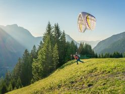 BO_OsterreichWerbung_Achensee_Paragliding při východu slunce, Zwölferkopf Pertisau