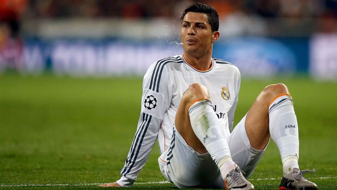 Cristiano Ronaldo v utkání proti Borussii Dortmund. Kromě plivání Portugalec prokázal i fotbalové dovednosti.