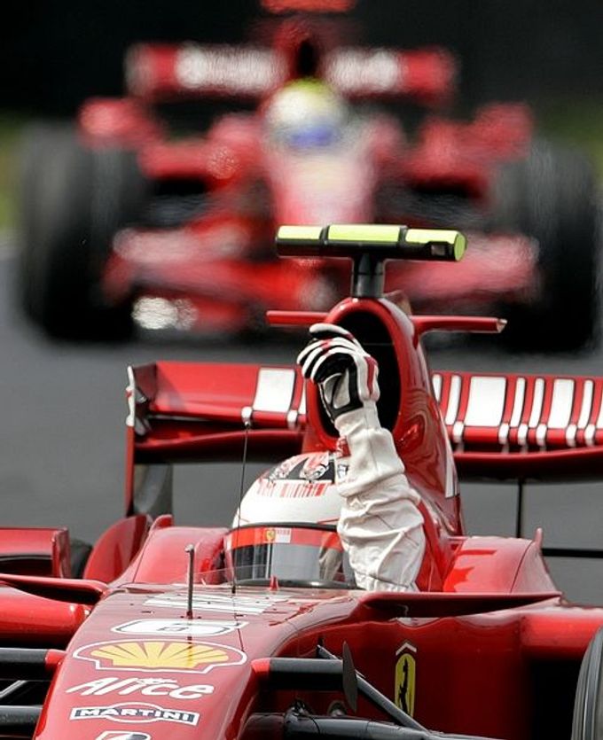 Kimi Räikkönen mává ze svého Ferrari, je novým mistrem světa (2007)