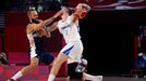 Evan Fournier a Patrik Auda  v zápase Česko - Francie na OH 2020