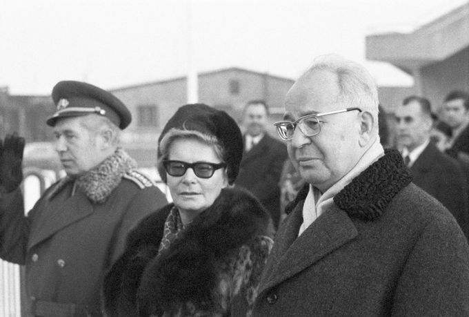 Viera Husáková s manželem Gustávem Husákem a doprovodem před odletem na oficiální návštěvu Indie v srpnu 1973, krátce po jejich svatbě.