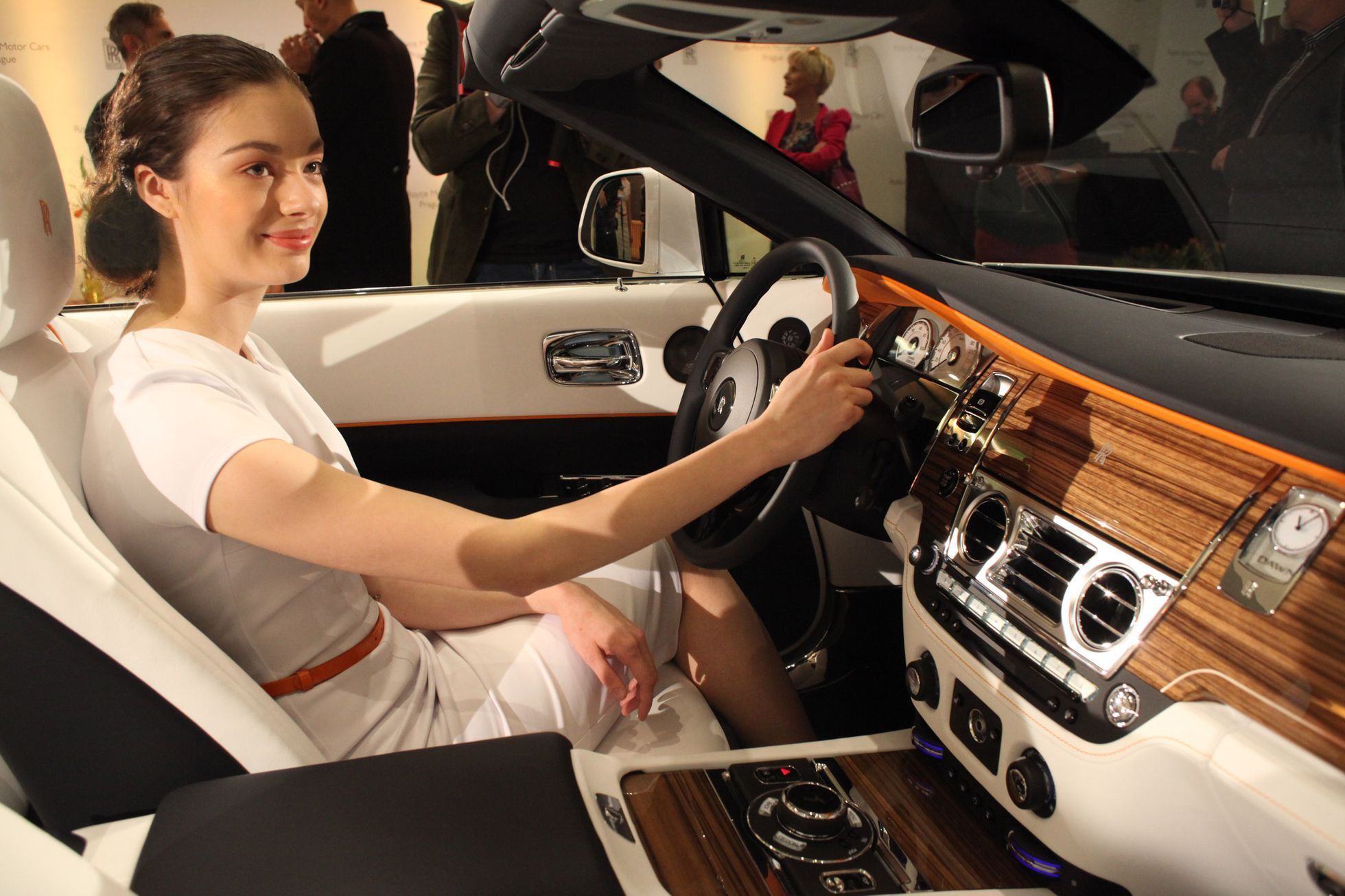 Rolls Royce otevření prodejny v Praze - 3 Dawn interiér