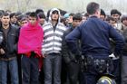 Francie: Policie zatýká imigranty v jejich lesním městě