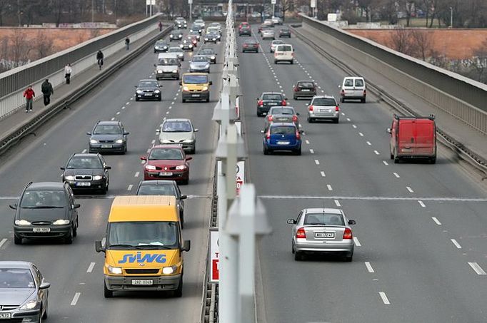 Denně tudy projede okolo 160 tisíc aut a při nehodě v některém ze dvou jízdních pruhů v každém směru snadno dochází k dlouhým kolonám.