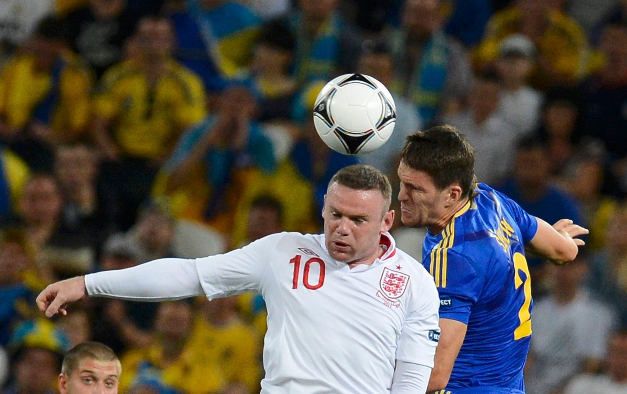 Wayne Rooney hlavičkuje v utkání s Ukrajinou