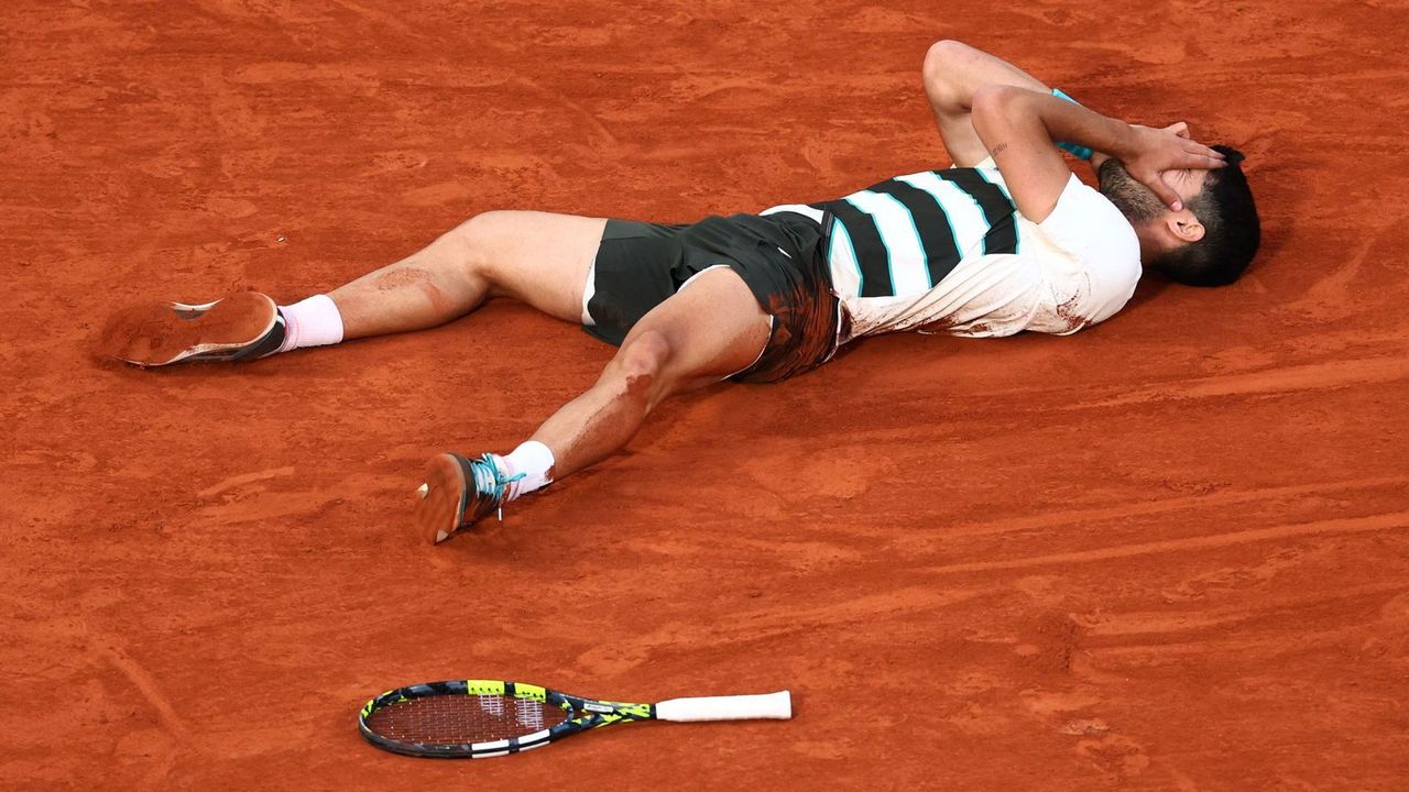 Alcaraz v dechberoucí bitvě zázračně povstal a slaví vítězství na Roland Garros