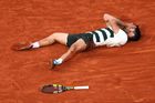 Alcaraz v dechberoucí bitvě zázračně povstal a slaví vítězství na Roland Garros