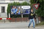 Skupina aktivistů v čele s drogistou Marinem Moravcem obšťastnila obyvatele Černošic veselými plakáty.