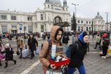 Statisíce Ukrajinců prchají narychlo, jen s tím nejnutnějším.