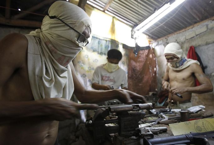 Filipino gunsmiths work in an illegal makeshift gun factory on the outskirts of Danao in central Philippines July 8, 2012. In the Philippines, they vote with their trigger fingers. Elections mean big business for illegal gunsmiths, who are looking forward to 2013 mid-term polls. With election-related violence commonplace, the Philippines imposes a ban on the carrying of guns for six months, from campaigning to the proclamation of winners. Picture taken July 8, 2012. To match Feature PHILIPPINES-GUNS/ REUTERS/Erik De Castro (PHILIPPINESREUTERS/Erik De Castro (PHILIPPINES - Tags: SOCIETY POLITICS BUSINESS CRIME LAW) Published: Čec. 29, 2012, 2:29 dop.