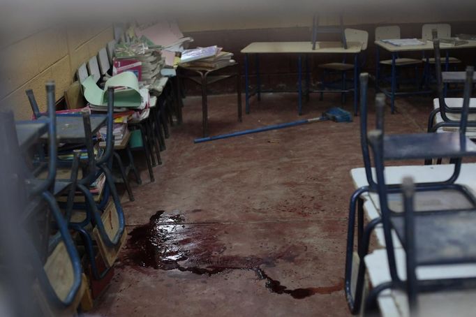 The blood stain of a student who was killed is seen at a classroom in a primary school in Tactic in Alta Verapaz region, some 189 km (117 miles) from Guatemala City, September 12, 2012. Angry villagers in Guatemala killed a man by setting fire to him after he hacked two children to death with a machete in a school. REUTERS/Jorge Dan Lopez (GUATEMALA - Tags: EDUCATION CRIME LAW) Published: Zář. 13, 2012, 1:59 dop.