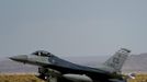 An F-16 fighter jet is seen in the foreground as the space shuttle Endeavour makes a flyby before landing at Edwards Air Force Base in California, September 20, 2012. REUTERS/Gene Blevins (UNITED STATES - Tags: SCIENCE TECHNOLOGY MILITARY SOCIETY TRANSPORT) Published: Zář. 20, 2012, 10:12 odp.