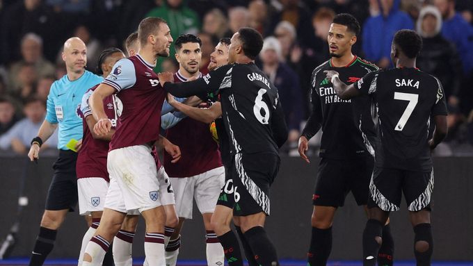 Tomáš Souček v šarvátce během derby West Hamu s Arsenalem.