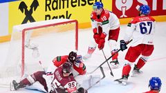 Roman Červenka přihlíží vítěznému gólu Lotyšů v prodloužení zápasu s Českem