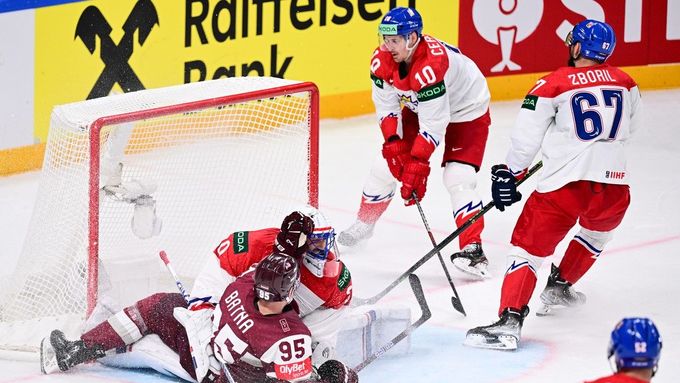 Roman Červenka přihlíží vítěznému gólu Lotyšů v prodloužení zápasu na mistrovství světa.