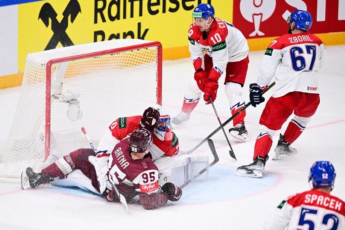 Roman Červenka přihlíží vítěznému gólu Lotyšů v prodloužení zápasu s Českem.