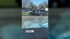 Žena pronásleduje auto
