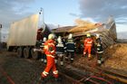 Vlak se na Jindřichohradecku střetl s kamionem, řidič zraněn