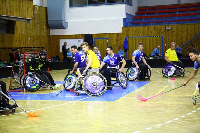 Třetí kolo ligy florbalistů se uskutečnilo v Ostravě. Tři výhry si připsali budějovičtí Štíři i Střešovice.