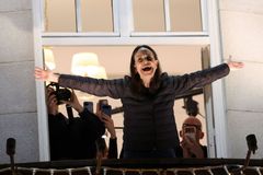 "Určitě se vrátím." Nobelistka měla skoro po roce skrývání dojemný projev