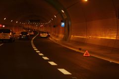 Komořanský tunel na Pražském okruhu stál kvůli nehodě, řidiči museli na dálnici D1 po povrchu