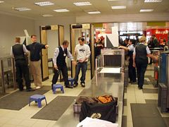 Detektor kovů na letišti nenajde výbušninu ani nebezpečné předměty z keramických materiálů.