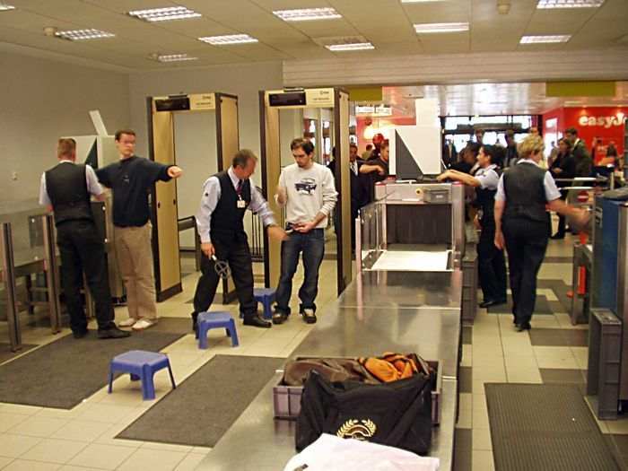 Detektor kovů na letišti