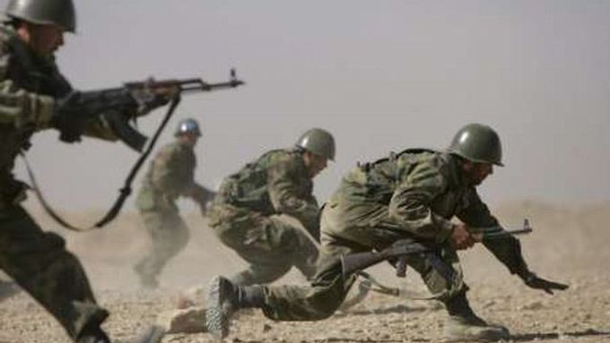 Výcvik afghánské armády. Hlavní tíhu bojů s Talibanem však zatím nesou vojáci NATO.