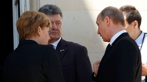 Prezidenti Petro Porošenko (uprostřed) a Vladimir Putin (vpravo) se poprvé potkali, a to na oslavách výročí invaze v Normandii. Přihlížela tomu Angela Merkelová.