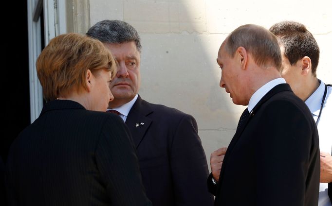 Prezidenti Petro Porošenko (uprostřed) a Vladimir Putin (vpravo) se poprvé potkali, a to na oslavách výročí invaze v Normandii. Přihlížela tomu Angela Merkelová.