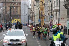 Dopravu v Praze omezí půlmaraton, omezení se týkají více než 30 ulic