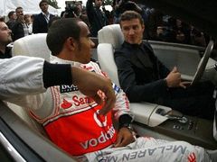 Britští piloti formule jedna Lewis Hamilton (vlevo) a David Coulthard na Meets Fashion v Berlíně.