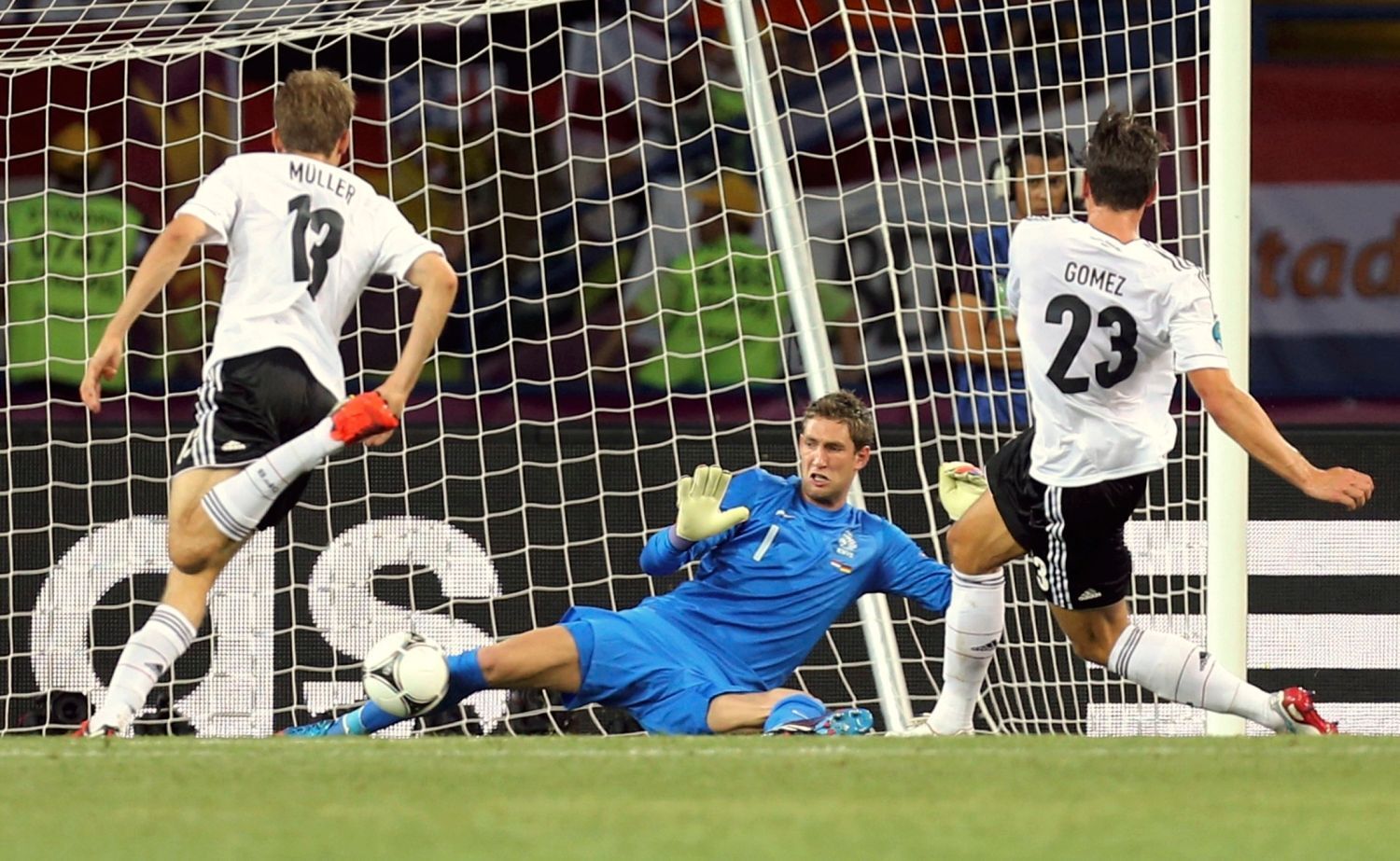 Mario Gómez střílí první gól v utkání Nizozemska s Německem na Euru 2012