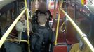 Muž vytáhl v autobusu zbraň a ohrožoval cestující. Incident zachytilo video.