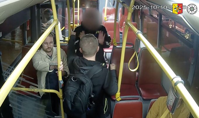 Muž vytáhl v autobusu zbraň a ohrožoval cestující. Incident zachytilo video.