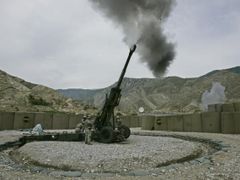 Typickou ukázkou moderní techniky v Afghánistánu jsou zbraně. Americký howitzer pálí na předpokládané pozice povstalců.