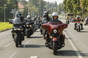 Ameriku si rozvracet nenecháme. Harleye burácely Prahou, házel se Jakeš do koše